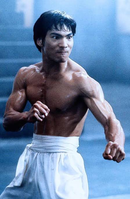 Jing Fu ジンフー 映画鑑定局 クリフの手下の1人であるこのアジア系の彼は 後にブルースリーになって ジャングルのモーグリにもなり 最近だと実写版ムーランの悪役を任されることになる ジェイソンスコットリーです バックトゥザフューチャー2 金曜