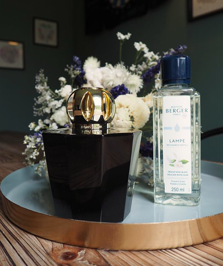 MaisonBerger_FR's tweet photo. 💡 #LeSaviezVous? Originaire d’Asie Centrale, le #MuscBlanc parfume les hommes et les femmes depuis plus de 3000 ans; et possède de nombreuses vertus thérapeutiques & médicinales.🍃 https://t.co/IzGhWZ3VZ7
#maisonberger #lampeberger #blackcrystal
Photo IG: @mamijeanno https://t.co/DS1slbMDhl
