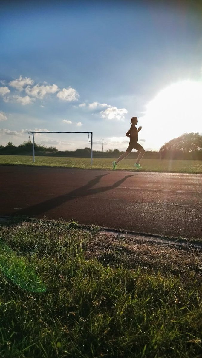 tim_runs's tweet photo. Tough track session last night (5x 1km, 600m recovery), but happily surprised with how my form was looking during the middle interval. Still a long way to go, but no pain, no gain!
#running #run #ukrunchat @UKRunChat @adidasrunning #adios5 https://t.co/zyQuKXG5lX