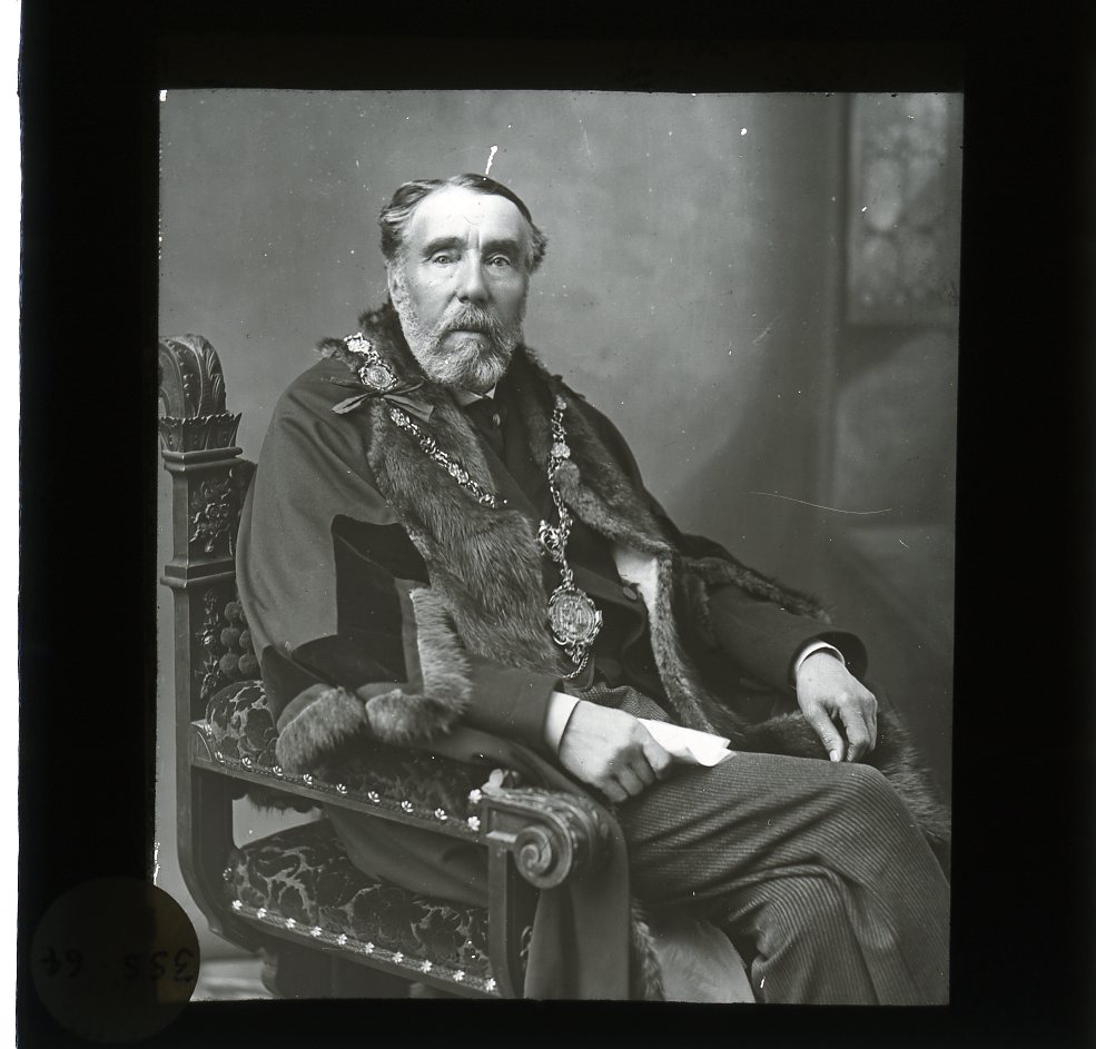 ScarbsCollect's tweet image. Right then lanternslide detectives! I have some photo's of Scarborough personalities (mainly Mayors by the looks) but none have any names with them! I recognise a few but your help identifying the rest would be great!
Number 1
#lockdownlanternslides 
@SMTrust