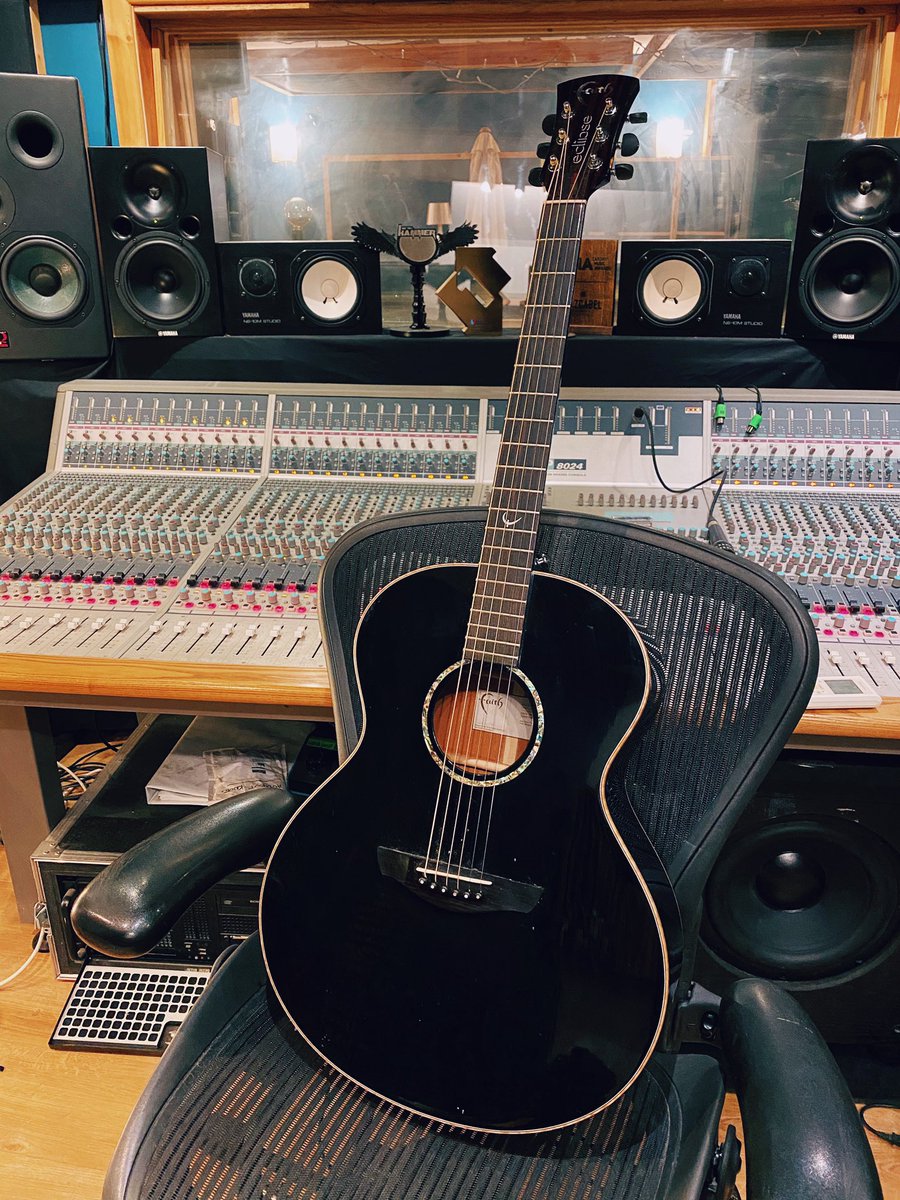 Hey Twitter. This @FaithGuitars acoustic was going to go in the studio loft but I’d much rather it helped someone get started on the guitar. If you’re from Cardiff & could do with it or have a kid who might love it, please leave a 👋🏽 below & one of you can have it for free ✌🏽