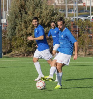 CDVicalvaro's tweet photo. 💙⚽️✅

Hoy confimamos que @orgulloazulon @de_litris y @PPascualos podrán seguir cantando eso de:

 "Boti, Bota, cada día te quiero más..."🎶🎶🎶

@_davidbotana continuará un año más de azulón1️⃣3️⃣L💙

#SomosUno https://t.co/x9OG0hnVZH