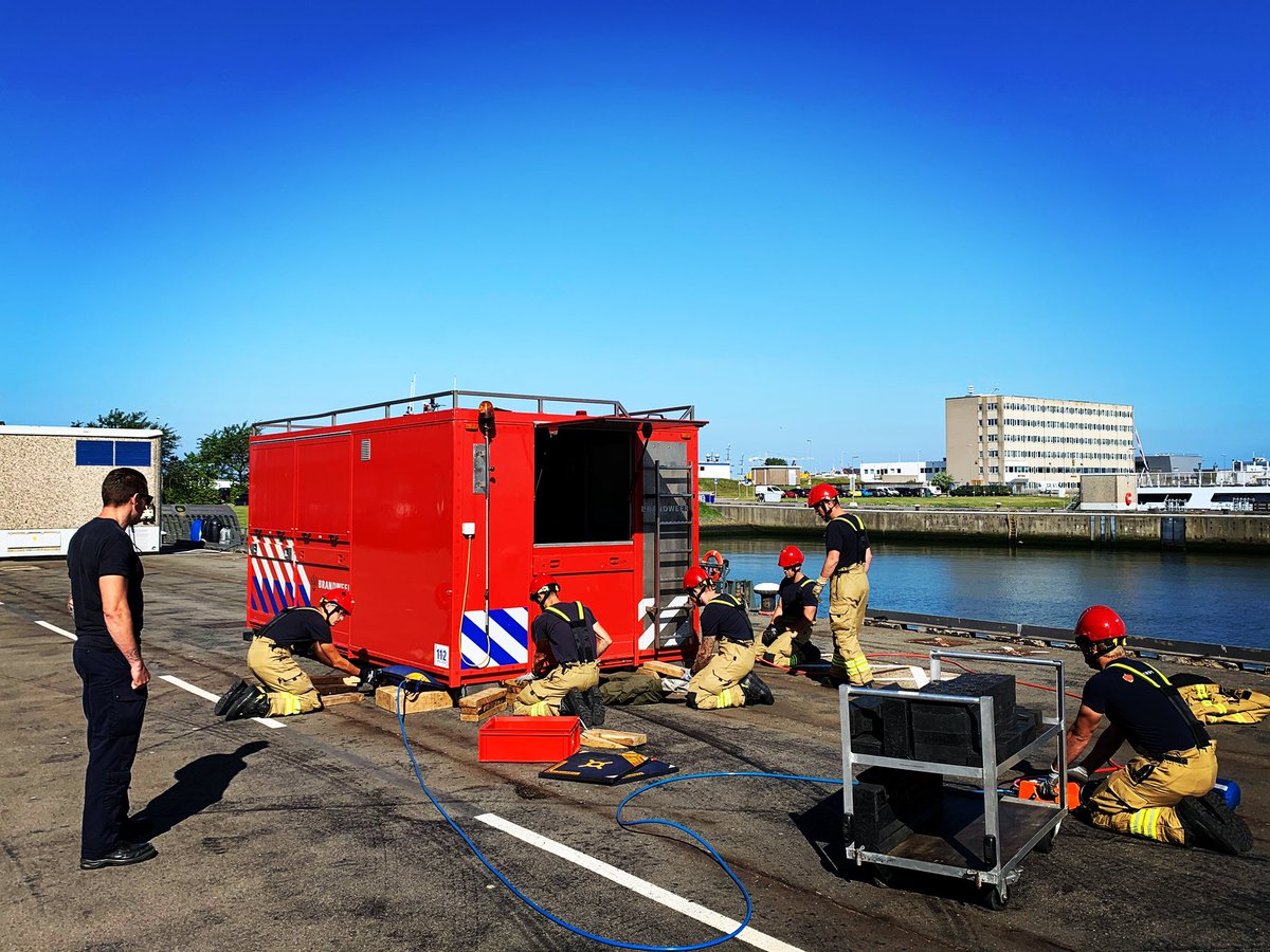 marinebrandweer's tweet photo. Oefening hefkussens #kmb #koninklijkemarine #marine #brandweer #savinglives #oefening #hefkussens #navy #summerwork #denhelder #24hourshift https://t.co/FkVzXqIXEc