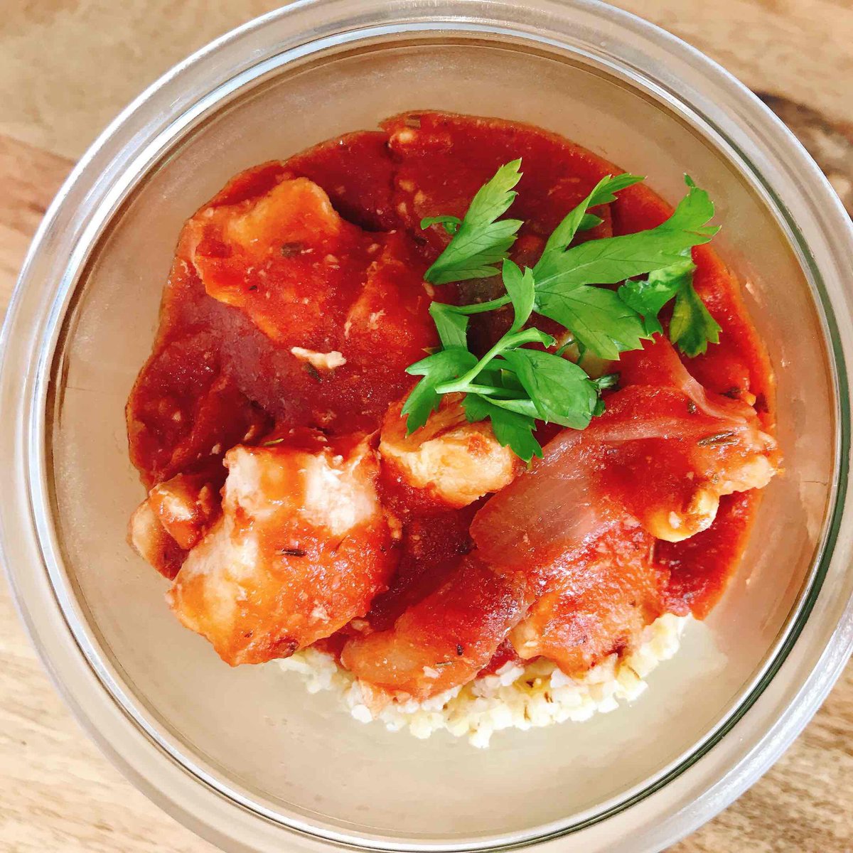 comptoirdeshall's tweet photo. Menu du vendredi 19 juin déjeuner:
Poulet basquaise Et boulgour ou Pâtes à l’encre de seiche, ricotta de bufflonne, tomates séchées et basilic.
En dessert, magnifique tarte au chocolat sesame. 
A table https://t.co/4xKXs0vXwt