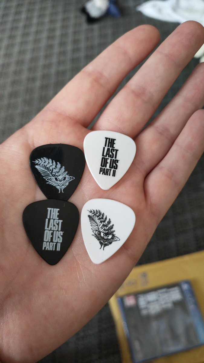 ASU_1983's tweet image. I know right!! Using my data as well #cheapsake Got guitar picks with mine