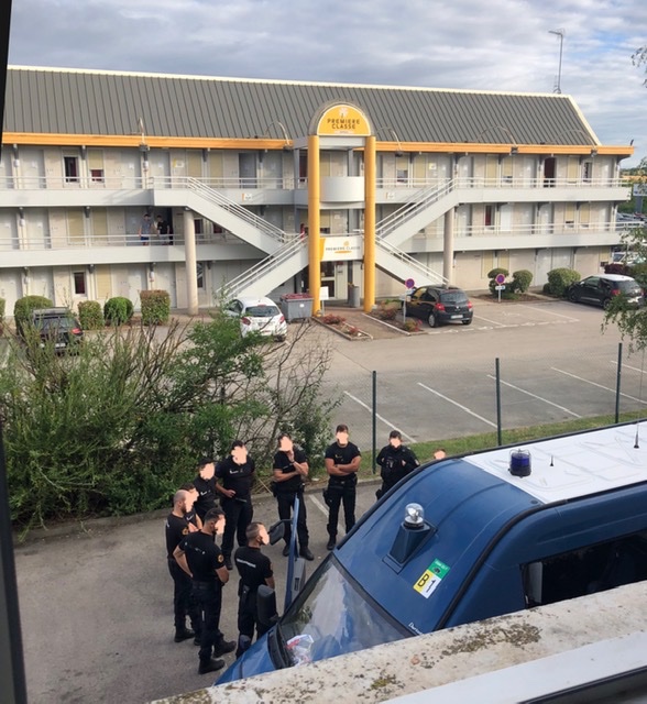 mariepierre53's tweet photo. Ce matin hôtel les #Balladins #Dijon Nord. Drôle de spectacle. 6 combis #gendarmerie française. Préparation opération #tchetchenes ?  #discipline #concentration #serieux https://t.co/XOWg8U4ytk