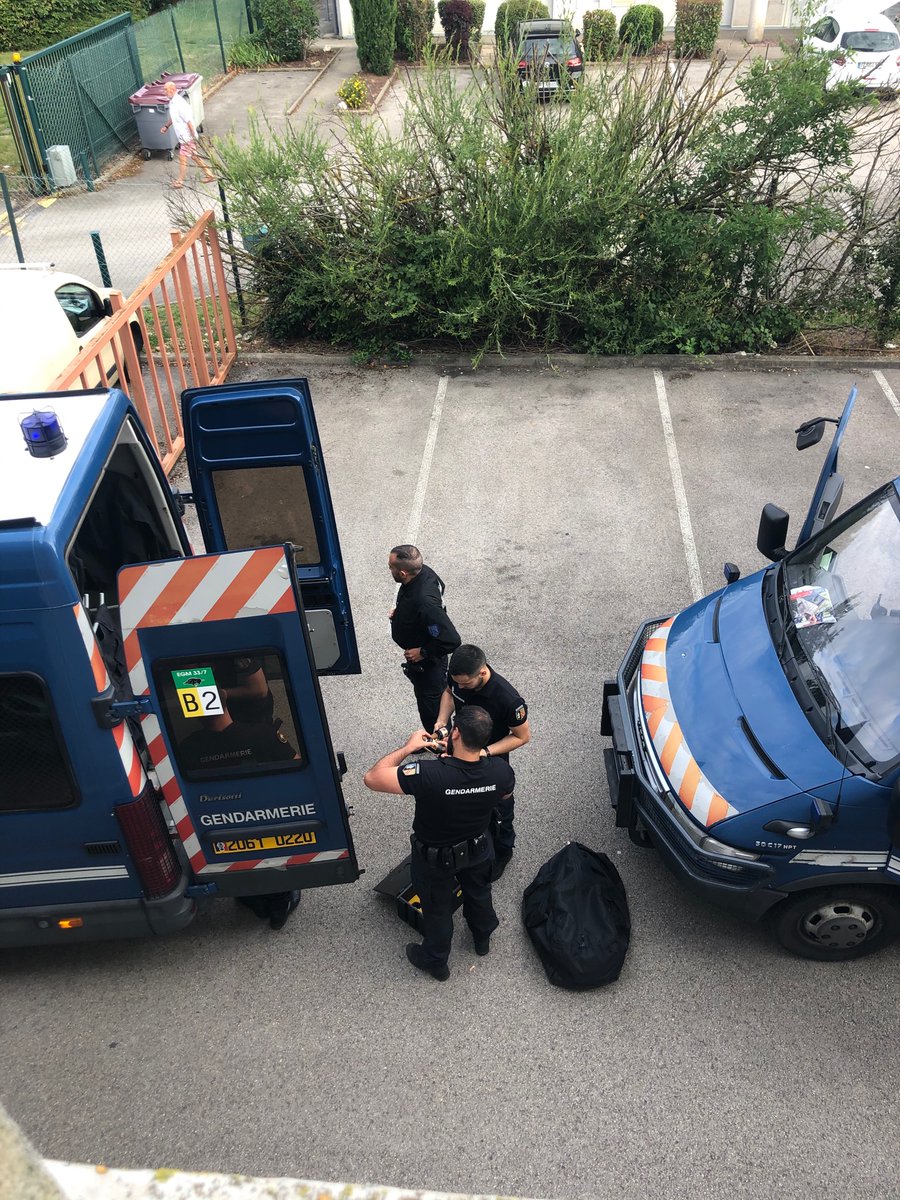 mariepierre53's tweet photo. Ce matin hôtel les #Balladins #Dijon Nord. Drôle de spectacle. 6 combis #gendarmerie française. Préparation opération #tchetchenes ?  #discipline #concentration #serieux https://t.co/XOWg8U4ytk