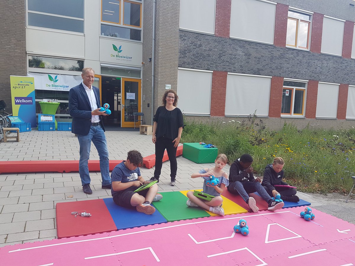 Tjapko_Poppens's tweet photo. Leerlingen van de #Bloeiwijzer en de #Bascule krijgen robots van #RobotWisehome. De robots helpen hen thuis met leren en het  ontwikkelen van vaardigheden. Met dank aan @KPMG_NL. Ongelofelijk hoe snel kinderen dit oppikken. En hoe enthousiast ze zijn. https://t.co/lIXsUIt1xu