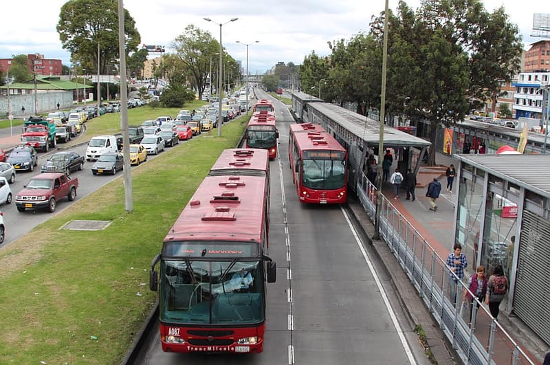 _UrbanPlanners's tweet photo. النقل السريع للحافلات
Bus Rapid Transit (BRT)

و يسمى أيضا Busway أو Transitway أو Surface Subway 
هو نظام نقل عام يعتمد على الحافلات و مصمم لتحسين الطاقة الاستيعابية و الموثوقية (يقصد بالموثوقية ما يتعلق بزمن الرحلات و العبور) مقارنة بنظام الحافلات التقليدية. https://t.co/MY187Xq9lR