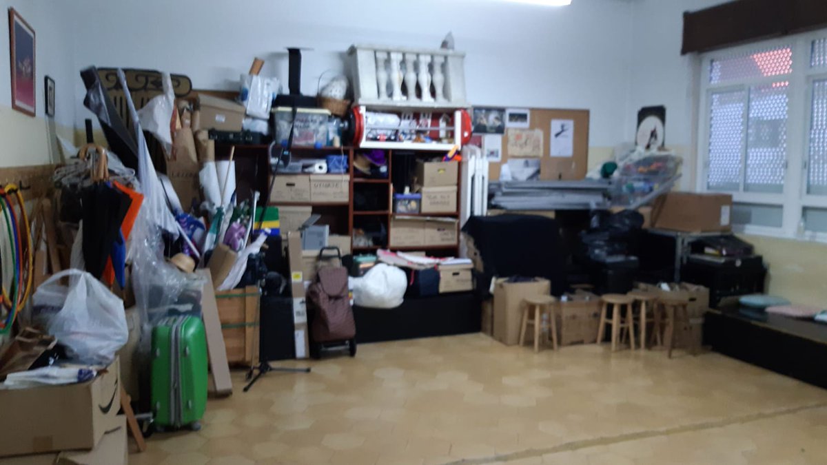 Tres meses después hemos vuelto al aula.
Y ahí permanecía, congelada en aquel 12 de marzo.
Ahí seguían vuestros guiones, esperando a ser interpretados.
Guardando silencio aún podíamos escuchar las carcajadas, los versos, las canciones.
Volveremos.
Os echamos muchísimo de menos.