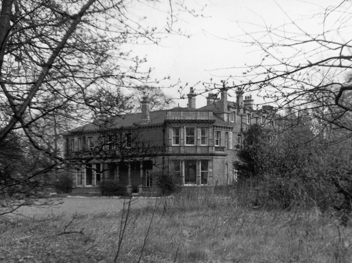 archivesplus's tweet photo. Thank you Barbara for sharing this fantastic find for our Didsbury Online Memory Box! Barbara's grandmother is listed on the 1911 census as a servant/kitchen maid at Lawnhurst - here's the family photo she has kindly found, her grandmother is on the right. #ArchivesPlusMemorybox https://t.co/68SMqnWUoE