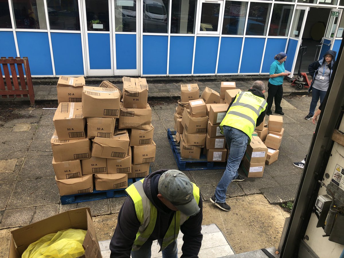 slunglowalan's tweet photo. A whole van full of chips and burger to parkland primary school this morning and filled the freezers of Ingram road primary. Thanks @TRJFProject
Now a team of chip heroes deliver to 110 south leeds families! https://t.co/FTybGXBYWV