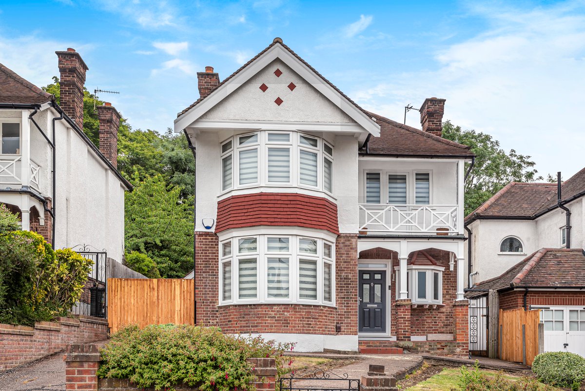 Mortemoremackay's tweet photo. FOR SALE: Look at this incredible detached property we have to offer! The property is also in a wonderful area! QUICK don't miss out, viewings are already being taken for this property😊
#HouseHunters #forsale #location #kitchendesign #bathroomdesign #London #COVID19 #coronavirus https://t.co/W85TeOwNqD