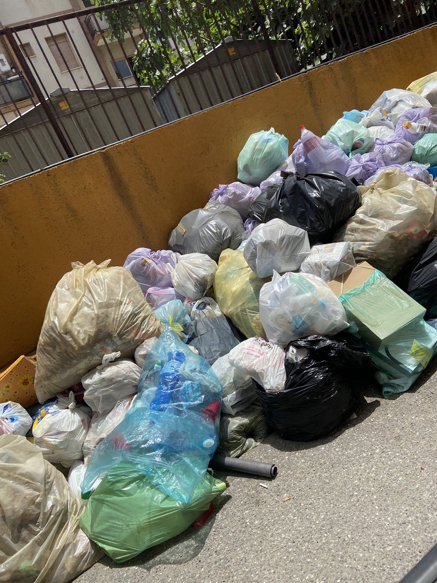 Non venite a #ReggioCalabria 🤮 sotto casa mia da 4 settimane .... paghiamo le tasse ci stiamo ammalando ... che schifo! <a href="/g_falcomata/">Giuseppe Falcomatà</a> <a href="/MinisteroSalute/">Ministero della Salute</a>