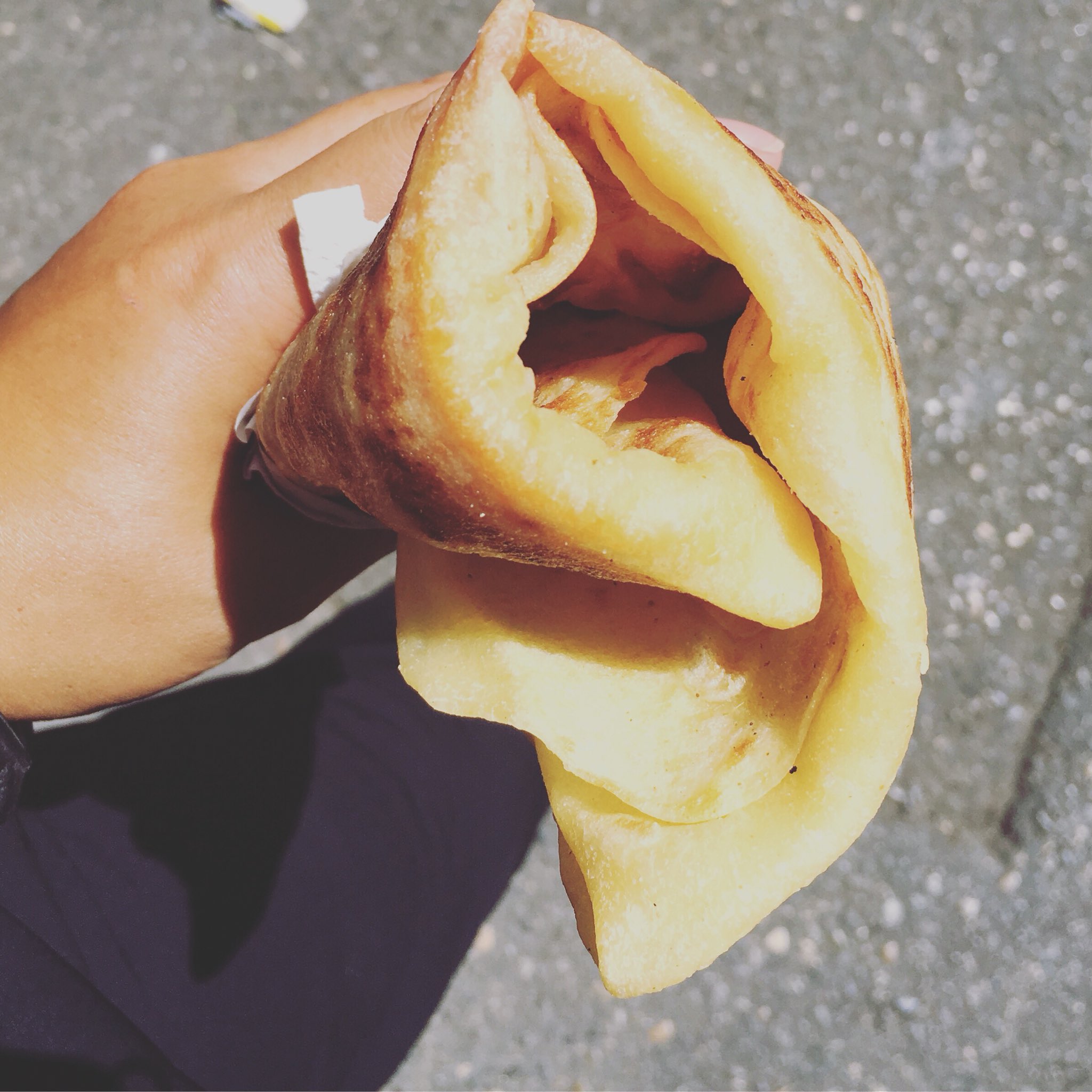 ট ইট র ここ 今日もマルセイユ 時間がないのもあって 久々に Mhajebe アルジェリアの食べ物 をお昼に食べる セモリナ粉で作るもっちりしたクレープに 夏日にぴったりなピリ辛トマトソースとローストした赤いパプリカがたっぷり挟まってる すごい