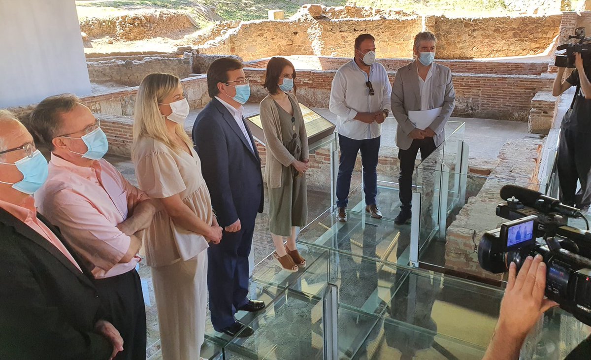 ayto_merida's tweet photo. El alcalde @arosuna felicita al Consorcio por la recuperación de la Casa del Anfiteatro que, desde hoy, vuelve a formar parte del circuito turístico del Conjunto Monumental emeritense @MeridaCiudad 

+info >> https://t.co/xxQ2ZP08aQ https://t.co/oWiOozZ8Jf