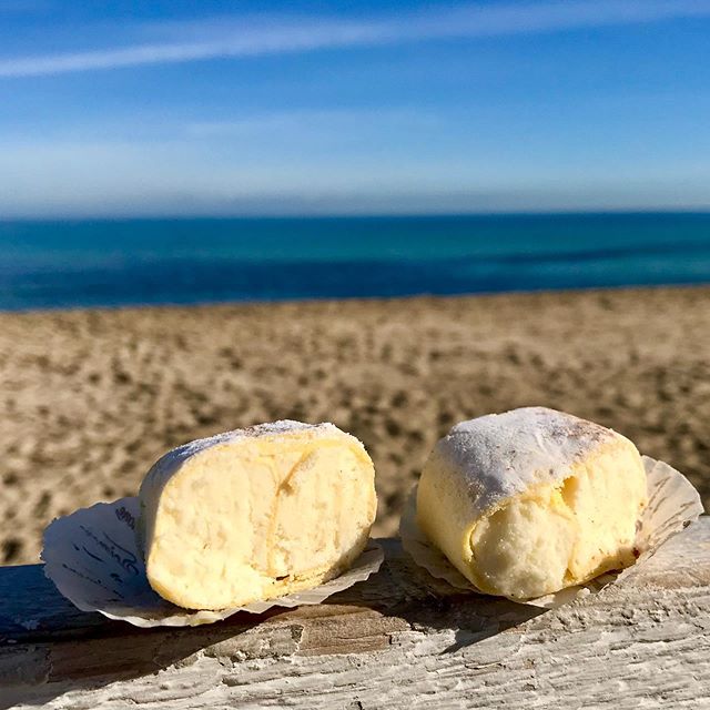 Si narra che in un convento fu creato un dolce di pan di spagna arrotolato ripeno di ricotta che doveva riposare senza essere toccato. Uno dei frati disattese la regola assaggiandone uno e venne punito.
Avete mai assaggiato le "dita di apostolo?
#yummysicily
ph Foodmakersicilia