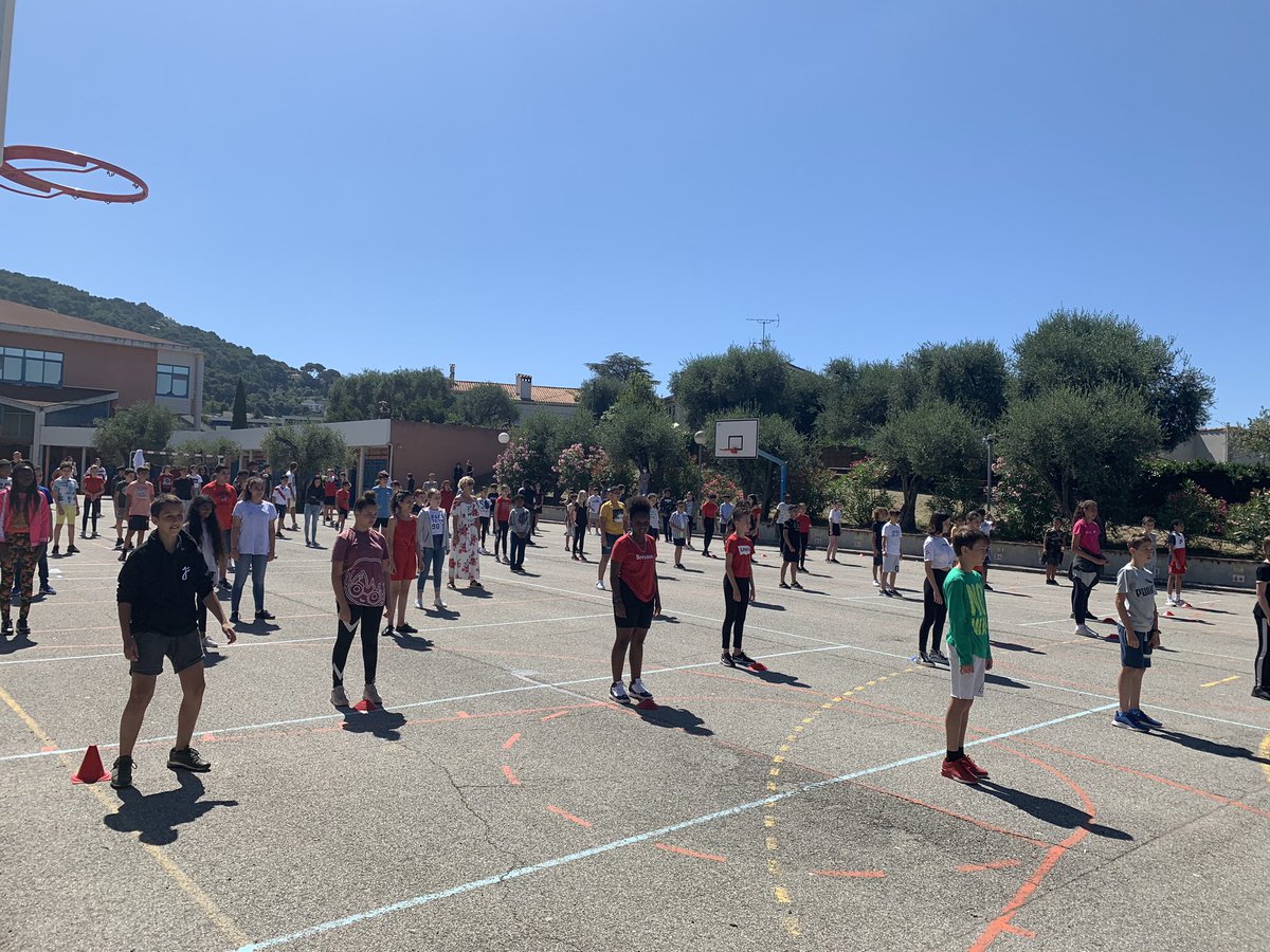 CollegeRoux's tweet photo. Un moment de partage avec les élèves et les équipes du @CollegeRoux qui ont  participé au Flashmob @UnssNice pour remercier les soignants. Un peu de joie beaucoup d’énergie, on  #RestezPrudents mais que cela fait de bien de vous voir ainsi ! #unss @RaybaudA @AcademieNice https://t.co/t5gnwgN4i5