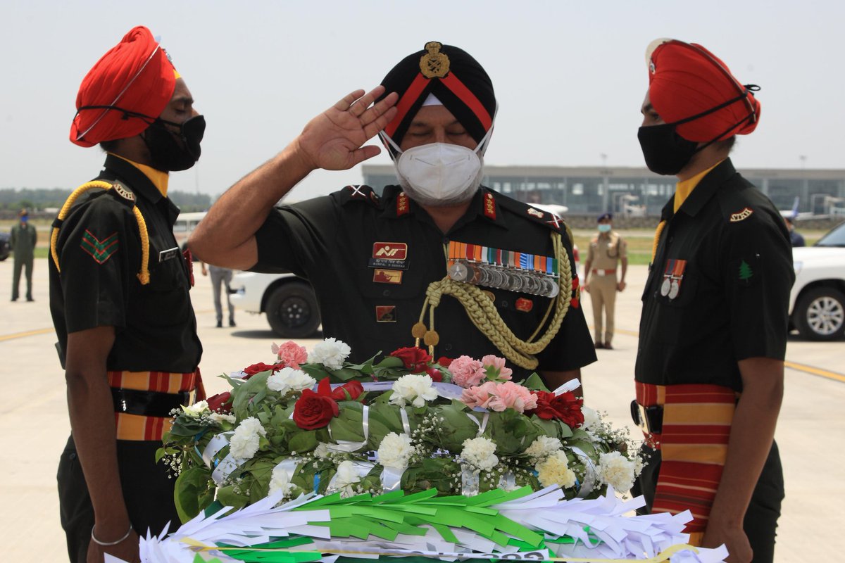 prodefencechan1's tweet photo. #LtgenGSSangha ,CoS,#WesternCommand paid tribute on behalf of #WesternArmyCommander ,Brig T S Mundi #Stncommander #Chandimandir #Maj Prashant ,martyrs' unit rep also laid wreath to pay tribute2/2 @SpokespersonMoD @NorthernComd_IA @airnewsalerts @DDNewslive @adgpi @ANI https://t.co/wYiRUuGDvI