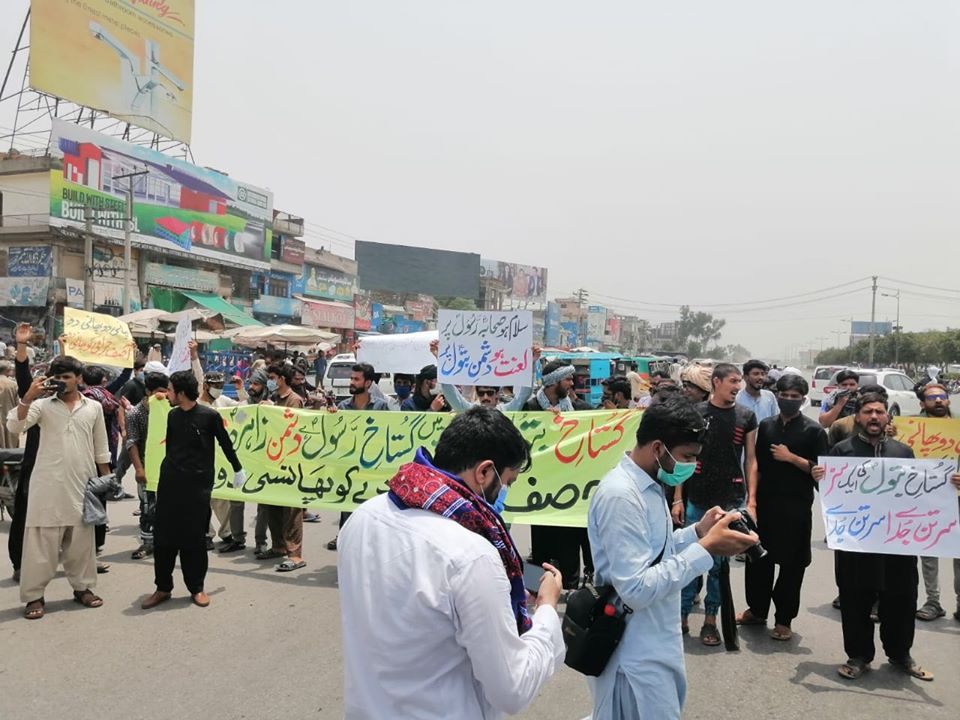  #Akhbari  #Shia activists block the road near Chan Da Qila, Gujranwala, and call for the execution of  #Barelvi cleric Ashraf Asif Jalali for insulting Lady Fatima.No  #SocialDistancing despite  #COVID19 surge. https://www.facebook.com/azadari.in.gujranwala/posts/3197124313699744