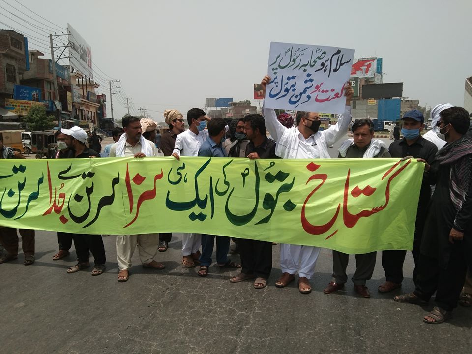  #Akhbari  #Shia activists block the road near Chan Da Qila, Gujranwala, and call for the execution of  #Barelvi cleric Ashraf Asif Jalali for insulting Lady Fatima.No  #SocialDistancing despite  #COVID19 surge. https://www.facebook.com/azadari.in.gujranwala/posts/3197124313699744