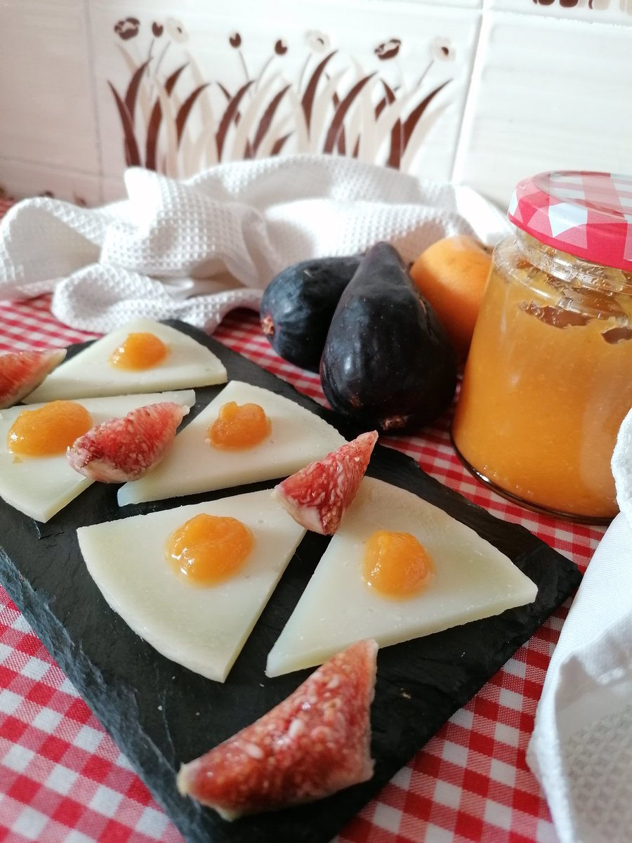 Arrope_Tass's tweet photo. 😋Hora del aperitivo.
🧀 Quesito de cabra🐐 de los montes de malaga con un toque de nuestra mermelada de nísperos y breva.
Siempre productos de temporada.
Aperitivos con mucho @SaboraMalaga
#Málaga #Aperitivo #gastronomia #sabordelsur #tasty #frutadetemporada https://t.co/uhNCfGlUlx