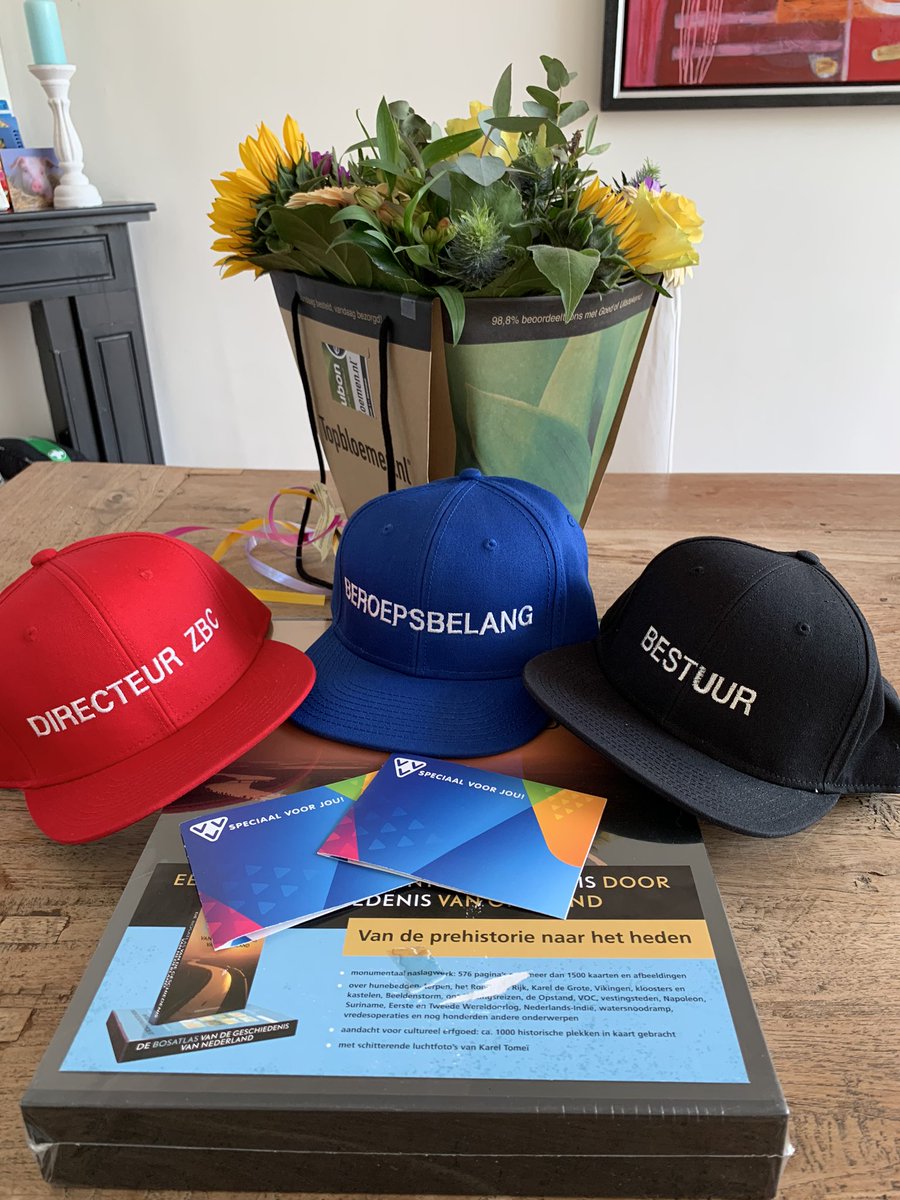 Deze week afscheid genomen van bestuur VSG tijdens ALV:”Mijn club, mijn leerschool, 7 vette jaren!”
Er staat prachtig jong fris VSG sportgeneeskunde.
Fantastisch warm moment, enorm verwend en gevraagd om ambassadeur te willen zijn voor de VSG. Ik voel me zeer vereerd🙏🥂.