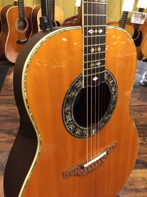 MIKIGAKKI_SB2's tweet photo. OVATION 1619 1981年製
Custom Legend ディープボウルです。
この時期のOVATIONによく見られるクラックもなくネック周りも含め非常によいコンディションです。ウォールナット彫刻のトラスロッドカバーもいい雰囲気を醸し出しています。
#ovation #customlegend #オベーション #acousticinn #三木楽器 https://t.co/BmKXLpwZTj