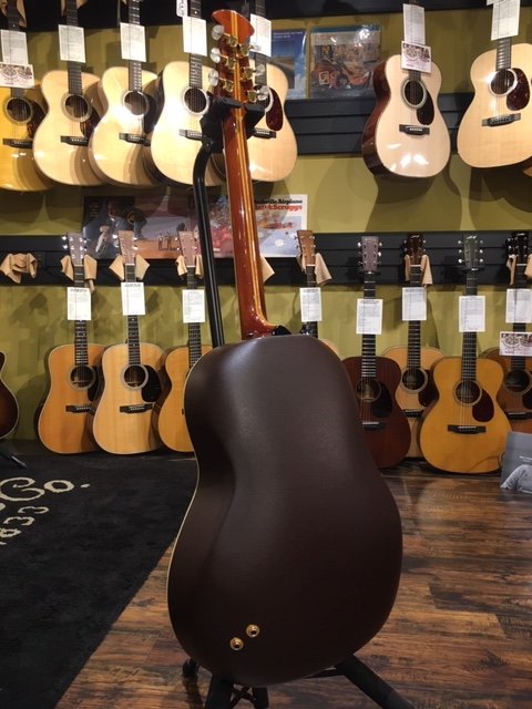 MIKIGAKKI_SB2's tweet photo. OVATION 1619 1981年製
Custom Legend ディープボウルです。
この時期のOVATIONによく見られるクラックもなくネック周りも含め非常によいコンディションです。ウォールナット彫刻のトラスロッドカバーもいい雰囲気を醸し出しています。
#ovation #customlegend #オベーション #acousticinn #三木楽器 https://t.co/BmKXLpwZTj