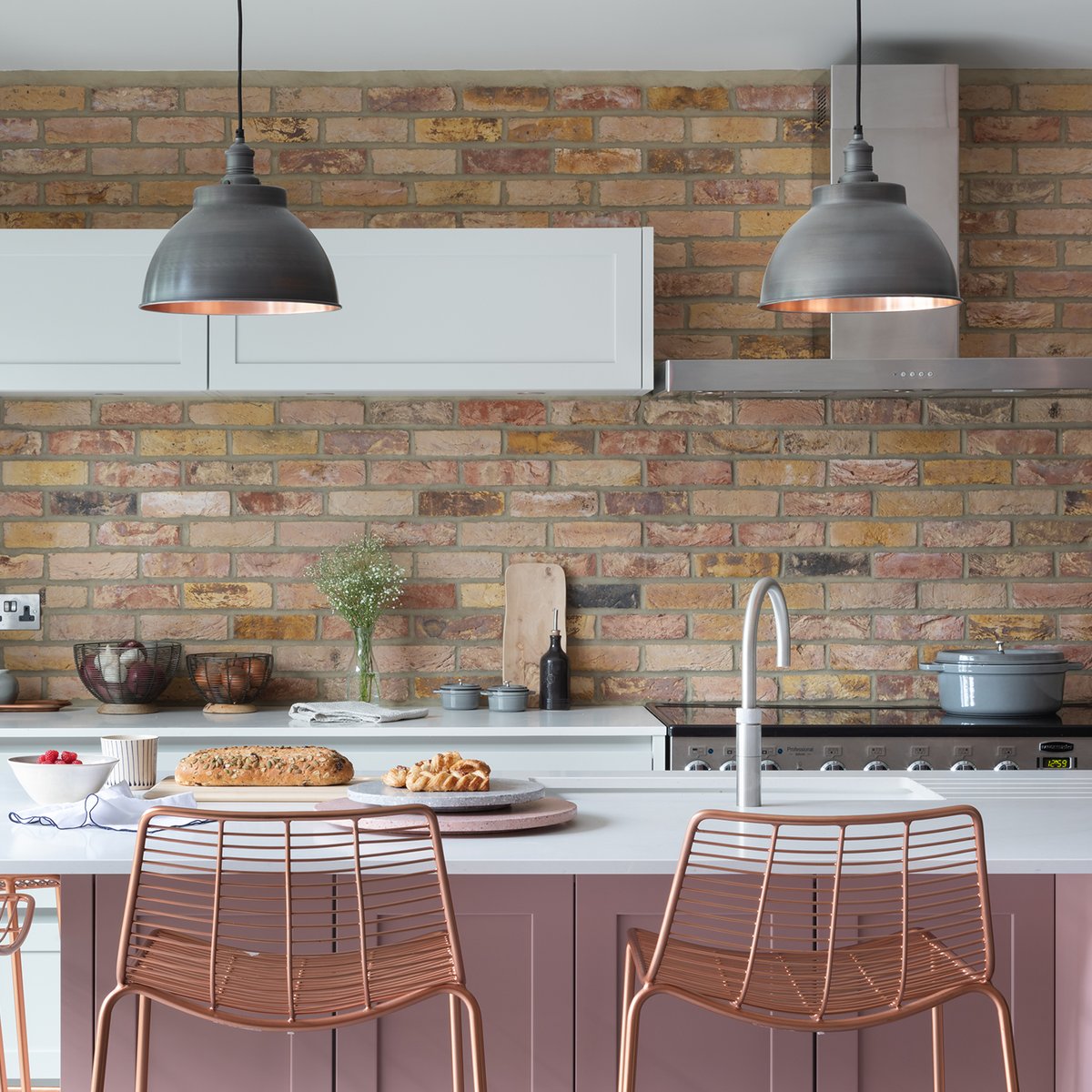 Homeowners Lucy and Gavin wanted a traditional kitchen with a contemporary twist. Classic elements like a kitchen island and get a modern touch with on-trend dusky pink and handleless cabinets. Click here to see more inspiring real renovations: ow.ly/shpf50A42Hz