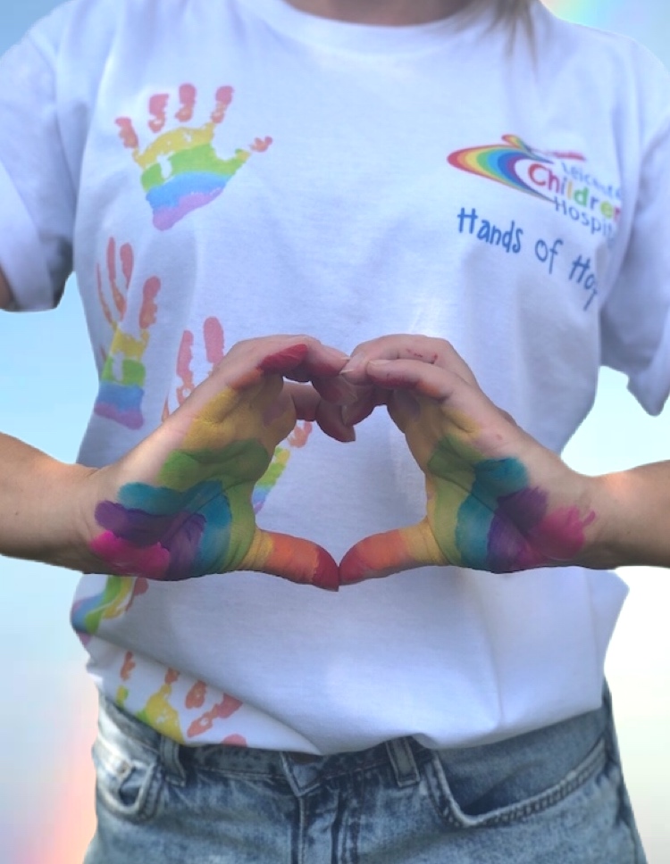 Leic_hospital's tweet image. .@HandOfHope_LCH has spread across our Children’s Hospital making it brighter than ever before🌈

You can now get your hands (pun intended🤣) on one of the fab Hands of Hope t-shirts via the @LeicChildHosp app 

All proceeds will go to the Children's Hospital appeal via @DrFoxLHC