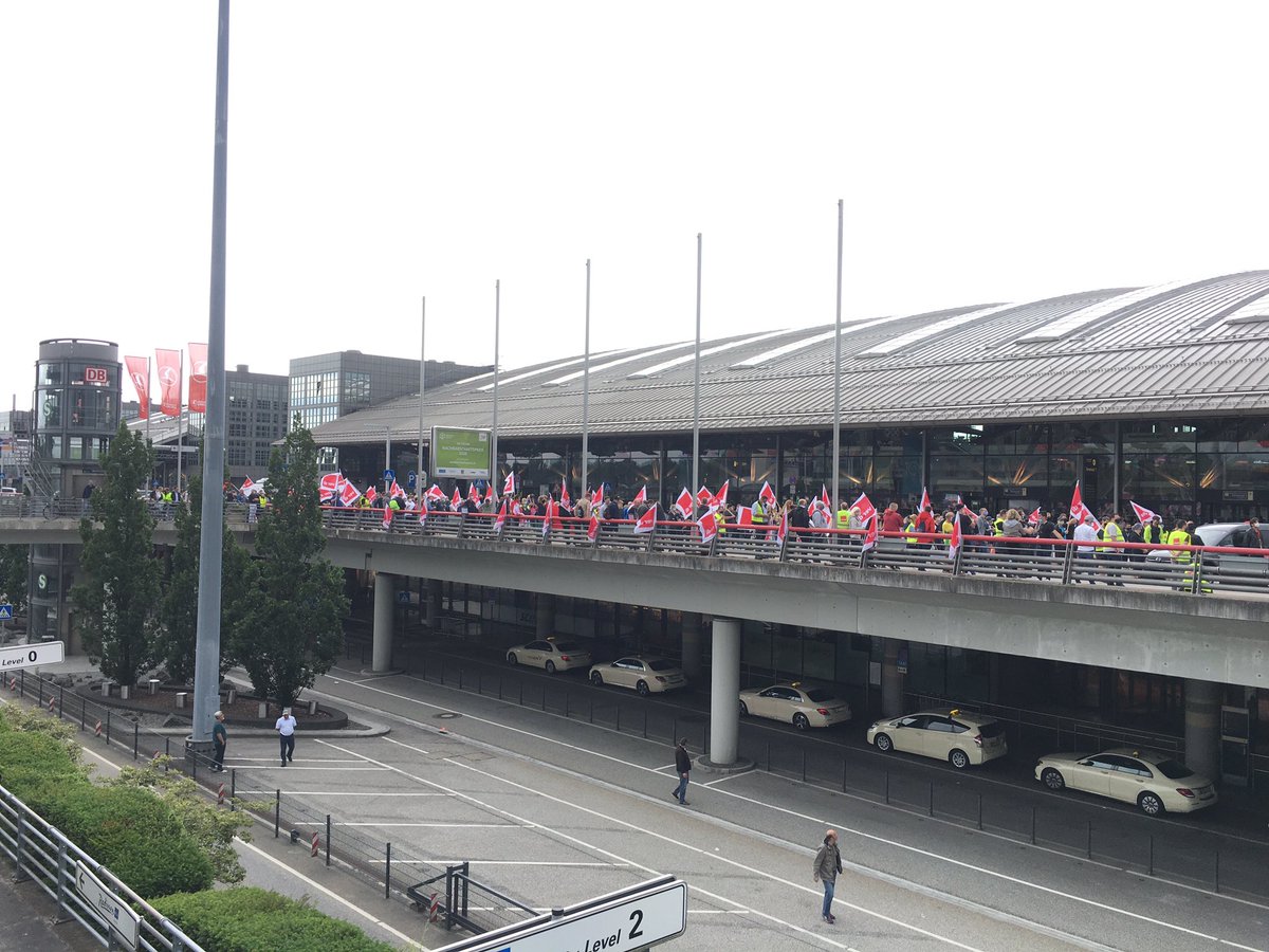 VJLHTHAM's tweet photo. Hunderte Beschäftigte von Flughafen, Bodenverkehrsdiensten und Lufthansa demonstrieren wie in vielen anderen Städten am @HamburgAirport!
#verdi #lufthansa #flughafen #airport #bvd #demonstration #gewerkschaft #lufthansatechnik #hamburg https://t.co/IJqdPXFDwn