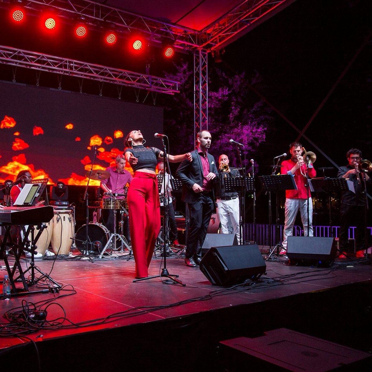 FilosofiaSalsa's tweet photo. Baby tonight's like fuego 🔥 🔥 🔥 🔥 🔥 🔥 🔥
@kronike_velikegorice
.
.
.
.
.
.
.
.#brassfestival #salsa #salsero #salsamusicos #salsaparty #salsafestival #salsamusica #instasalsa #salsadancer #singerdancer #corista #metales #openairconcert #conguero #congadrum #latingrammy https://t.co/5RP6BTvweJ