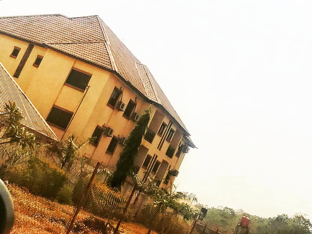 Costnothingng's tweet photo. A Block of 6 flats #FORSALE
*3 bedrooms each with a split air-conditioner
* DSTV
* Spacious compound for BQ and parking space
* Borehole water system
LOCATION: Durumi By Area 1 Garki
ASKING PRICE: NGN 180 Million
#CostNothing #TOTMUN Burna #ibrah Fisayo #FakeTransferForBabalawo https://t.co/GYMbG1A2Z0