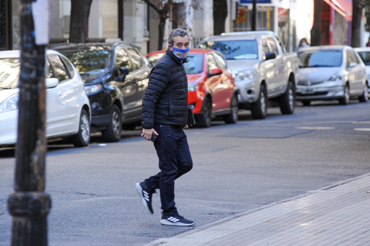 lacapital's tweet photo. "Les pedimos a quienes tienen la obligación de viajar por trabajo, que no vayan a una reunión familiar o a un restaurante, no vivan una vida normal cuando estén en Rosario", remarcó @pablojavkin 
https://t.co/mm9A5HV6VU https://t.co/u51NWVqcId