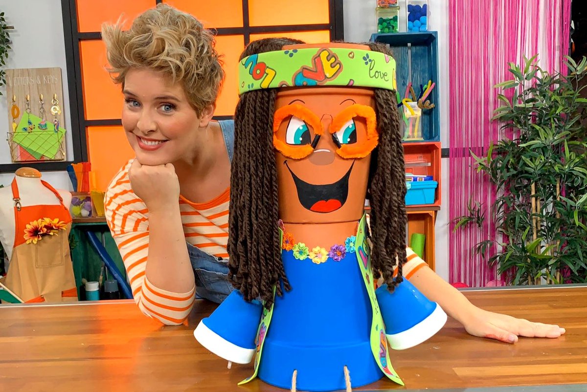 Don't forget we have a date! 
Today <a href="/taniallasera/">⚡️Tania Llasera⚡️</a> teaches us how to reuse old pots to turn them into this cute doll 🤩
See you on @boinges at 13:25!
#encasaconrealmom #Recycle #reciclaje #craft #LearnEnglish #learn #LearningNeverStops