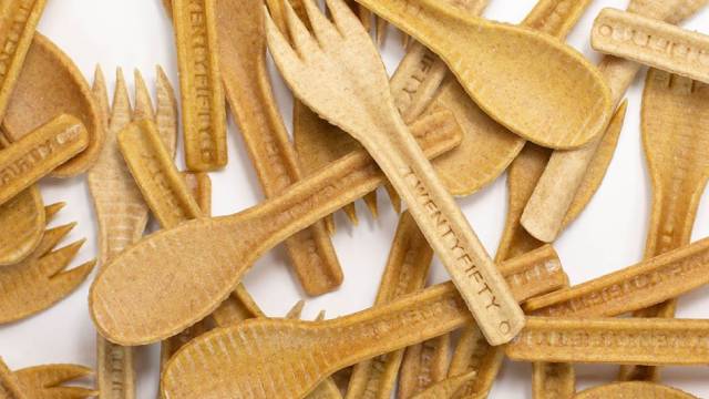 🌎Hoy queremos hablaros de <a href="/TwentyFiftyFork/">TwentyFiftyFork</a> un claro ejemplo de #innovación y #sostenibilidad. Esta empresa crea cucharas y tenedores #biodegradables y #compostables con material fabricado con harina de trigo, harina de soja, harina de maíz y agua 🙃🙂bit.ly/3ebDCyy