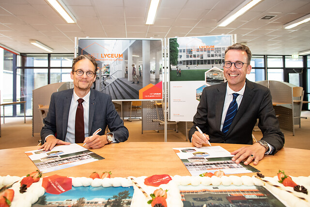 Wethouder Thierry van Vugt (Onderwijs) en schoolbestuurder Peter van Dijk ondertekenden vanochtend een samenwerkingsovereenkomst voor de renovatie van Het Lyceum (De Goudse Waarden). Meer weten over dit project? Bekijk: bit.ly/2YOLZJX 📸: Astrid den Haan