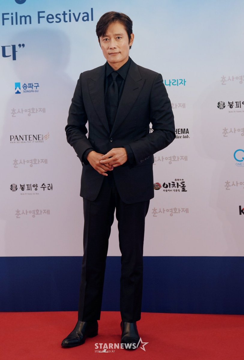Man in Black 😎

#LeeByungHun
#TheManStandingNext
 #ChunsaFilmFestival