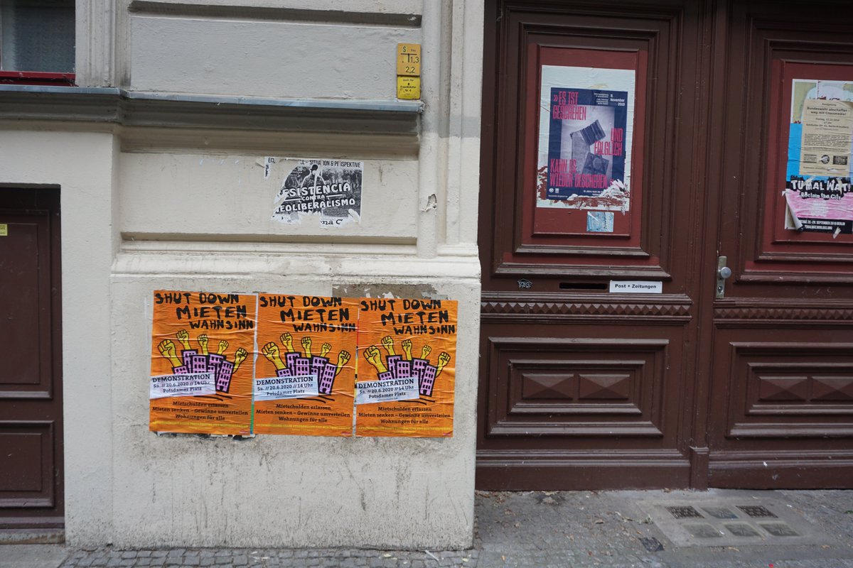 Auch in unserer Nachbar*innenschaft hängen die tollen Plakate von <a href="/MietenwahnsinnB/">#Mietenwahnsinn-Bündnis</a>. Lasst uns Morgen zusammen gegen Verdrängung &amp; #Mietenwahnsinn um 14 Uhr am Potsdamer Platz auf die Straße gehen! Weitere Infos unter: mietenwahnsinn.info/demo2020/ #Admiralstraße #Kohlfurter #b2006