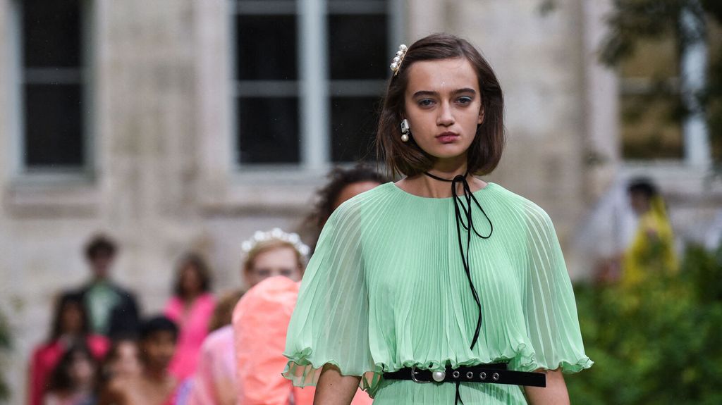 charlys_cils's tweet photo. Voilà une #tendance qui continue de faire parler d'elle : les accessoires pour #cheveux sont définitivement des indispensables de l'été. https://t.co/oArt66wYIy https://t.co/RYAMdCiqDT