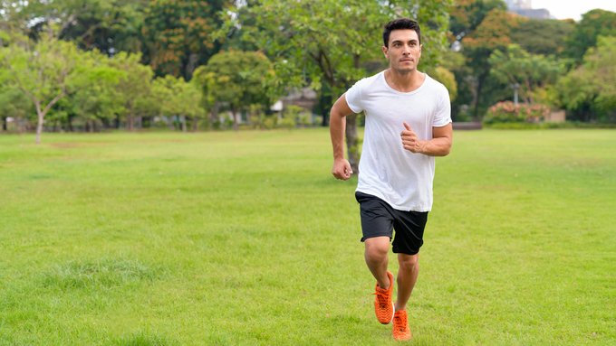 Imagen: Un hombre corriendo solo en un parque.