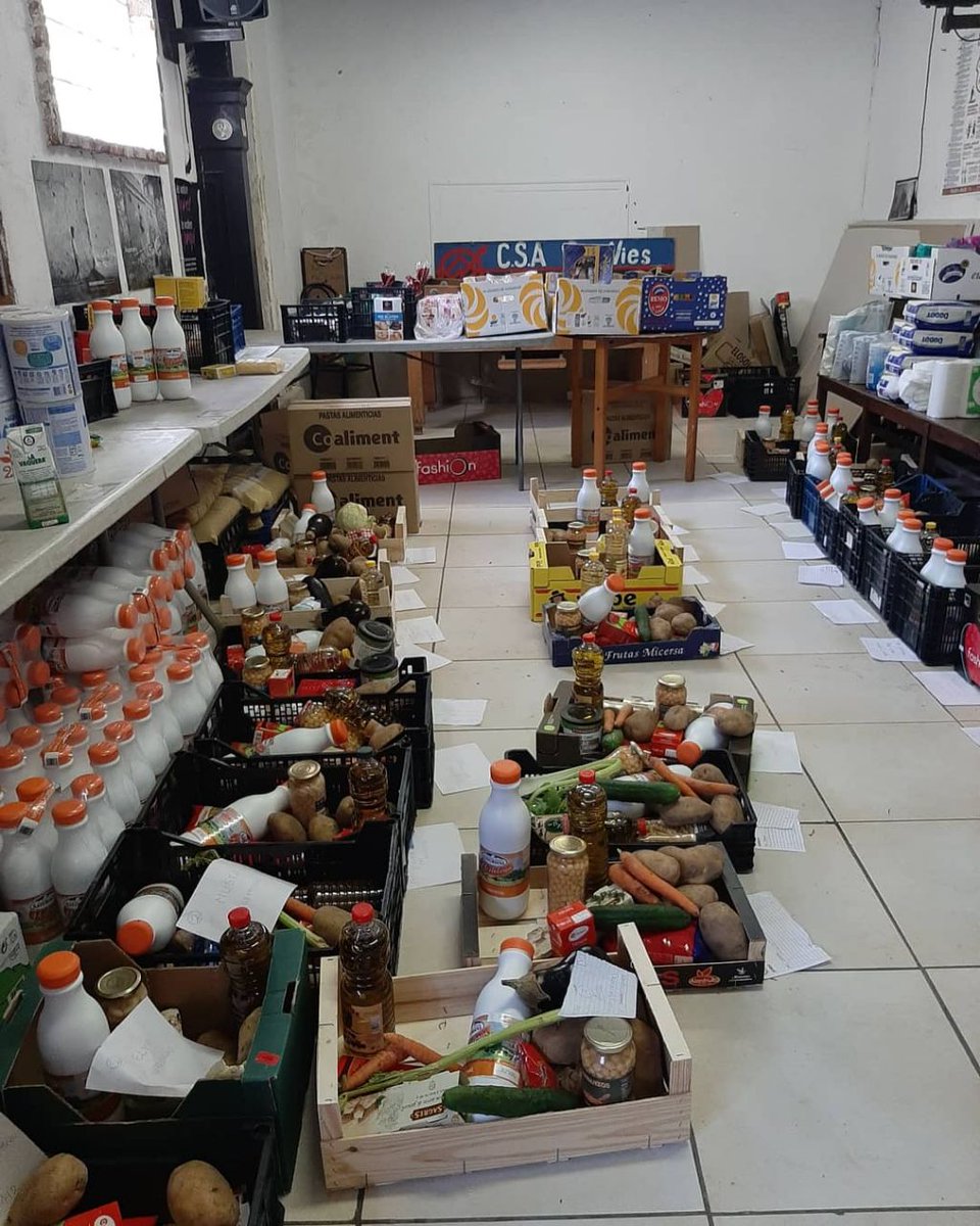xxaalimentsants's tweet photo. Estrenamos la cuenta de la Xarxa D'Aliments De Sants con fotos de las cestas de la recogida de hoy viernes 19 en Can Vies. Gracias a todas las personas que colaboran diariamente, mucho ánimo!! ✊🏻
Frente a la crisis, apoyo mutuo.
#xarxaalimentsants #apoyovecinal https://t.co/12VqZ0Lxgw