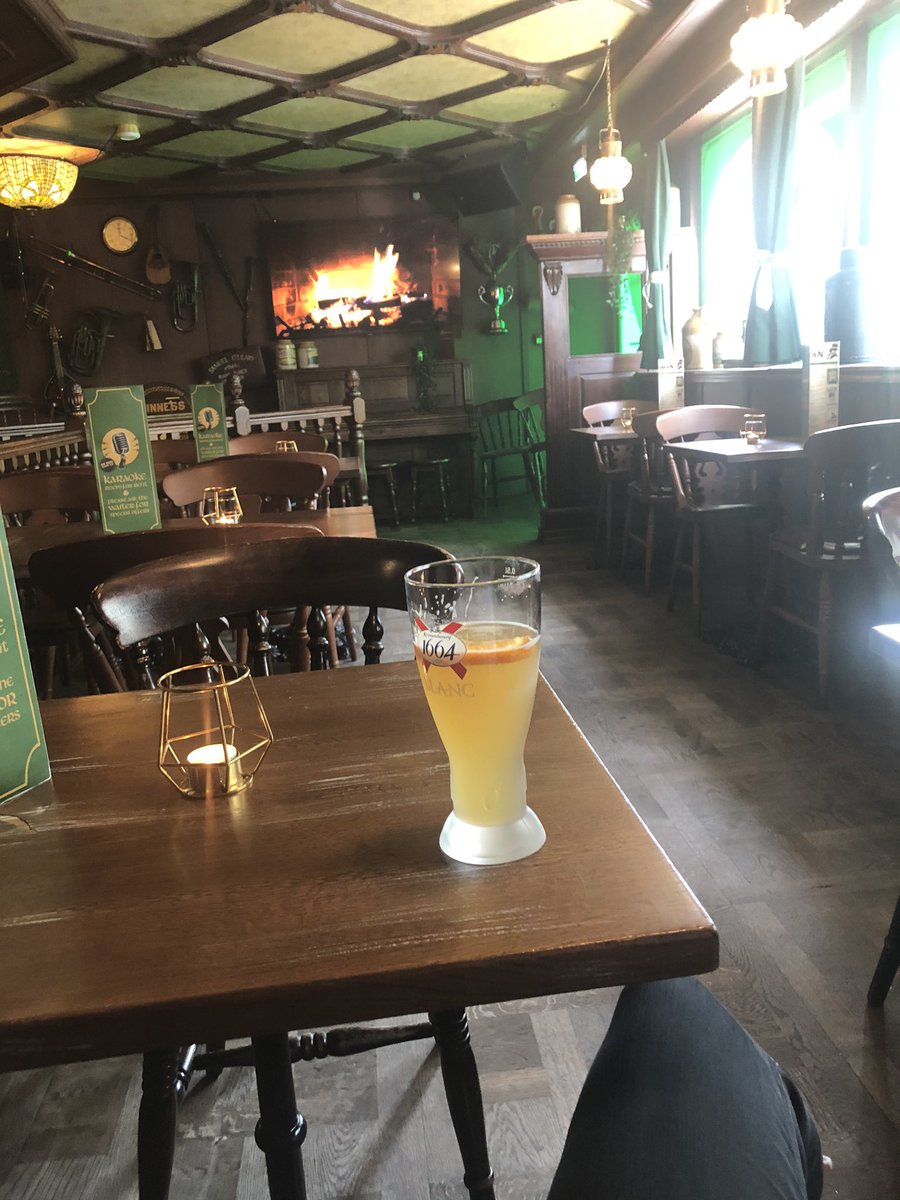 Fékk það hlutverk að boða til happy hour. Hálftími liðinn og er ein  mætt, feeling  heimilislaus einstaklingur með vímuefnavanda