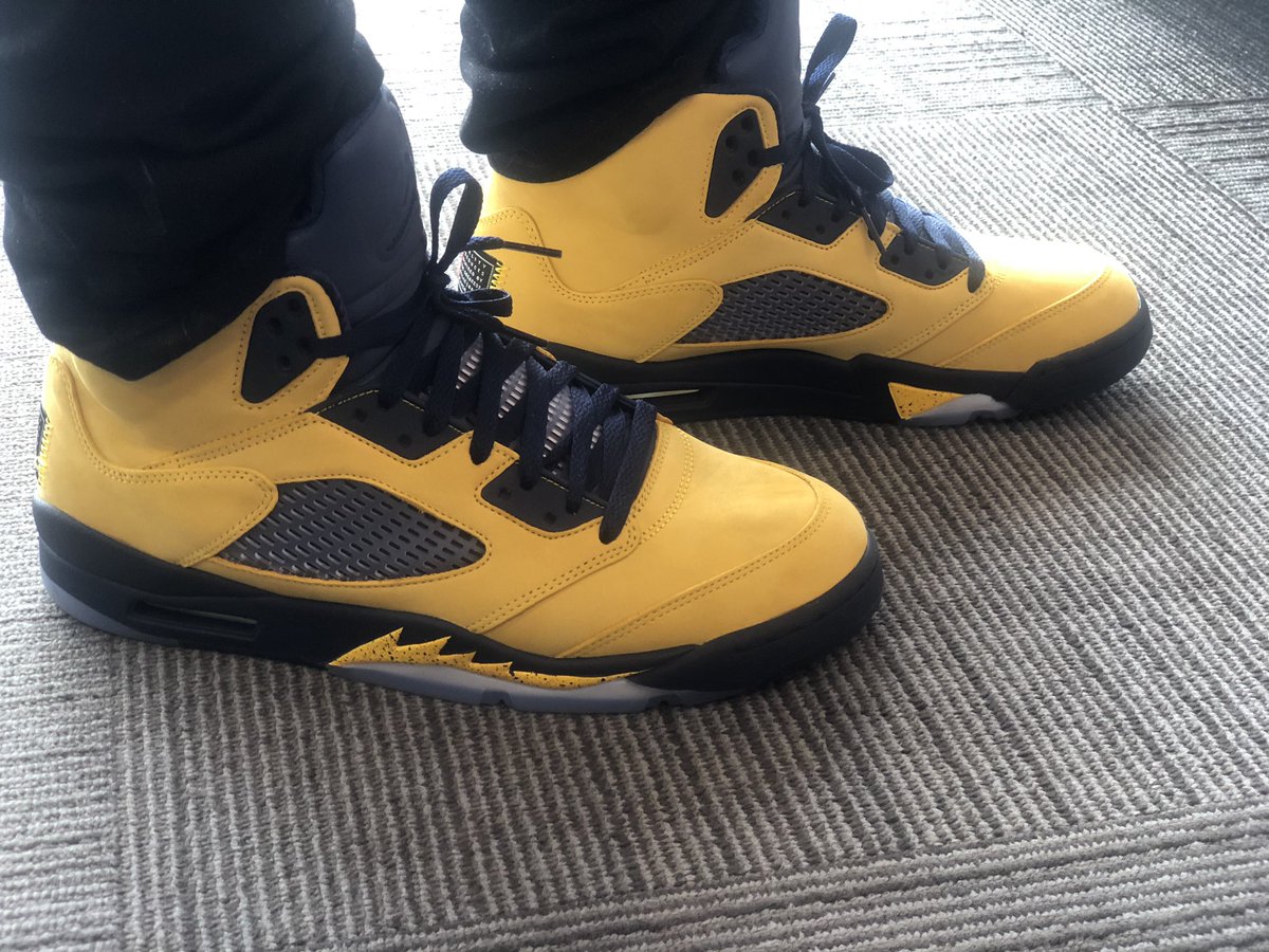 RunItUpRandin's tweet photo. #KAMOKicks my drip for the day, @UMich Jordan 5s! 〽️ @DNolanLS @RyanMcInnis6 @Woody0709  @AlysonWoodard https://t.co/JmswzyzIFy
