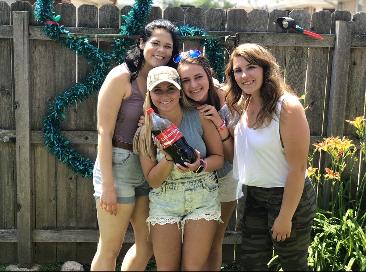 madiolson10's tweet photo. ONE WEEK till I get to see some of my favorite peeps😍🤪 https://t.co/mg1UQUfDpS