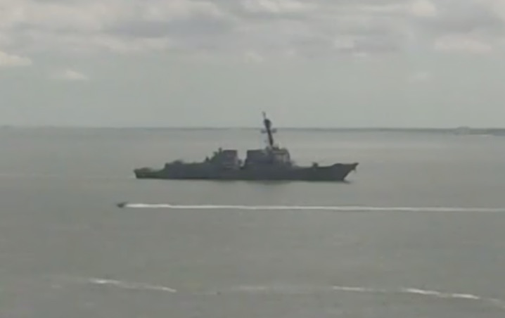 WarshipCam's tweet photo. USS Forrest Sherman (DDG 98) Arleigh Burke-class Flight IIA guided missile destroyer coming into Norfolk, Virginia after ammo offload in Yorktown - June 19, 2020 #ddg98 #forrestsherman https://t.co/5ISnrHay1L