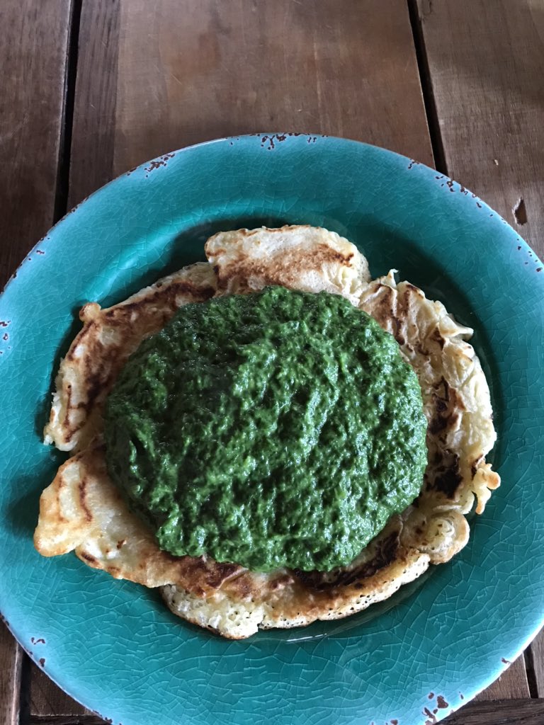 MmeZuff's tweet photo. Kennt Ihr das? Pfannkuchen mit Spinat? Meine Omi aus dem Erzgebirge hat das so gemacht. Ich kenn das traditionell eigentlich nur mit Spiegelei und Kartoffeln...!?! https://t.co/yflXLuyrjc