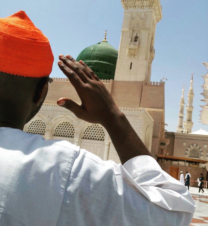 يَا أمَّ مَعْبَدَ كَرِري أوصَافَه * فَالضَرْعُ جَفَّ و شَاتُنَا عَجْفَاءُ.                                                  يَا أمَّ مَعْبدَ بَلِغي عَنْ حَالِنَا * فَالقَلْبُ غَاوٍ و الخُطَى عَرْجَاءُ