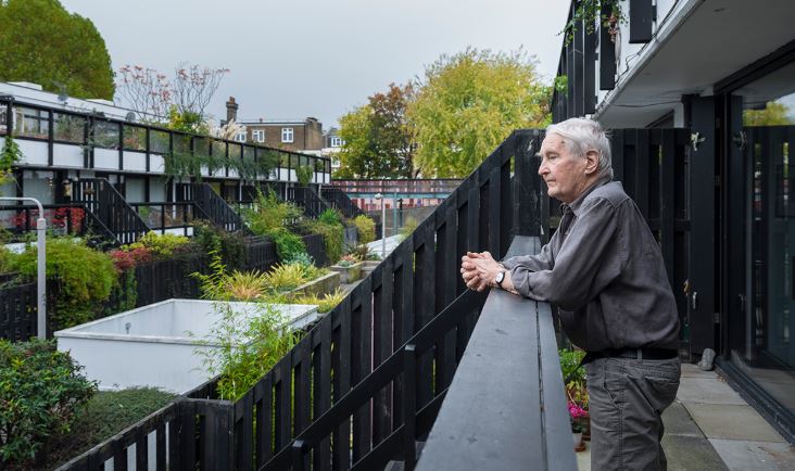 12/ You want to see inside? The picture on the right shows Neave Brown, its architect who lived on the estate till his death in 2018.